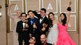 El elenco y el equipo de Everything Everywhere All at Once Michelle Yeoh, Ke Huy Quan, Stephanie Hsu, Jamie Lee Curtis , James Hong, Daniel Kwan, Daniel Scheinert, Jonathan Wang posan con sus trofeos Oscar, son parte de los ganadores de la 95.a entrega anual de los Premios de la Academia en el Dolby Theatre de Hollywood, California, el 12 de marzo de 2023.