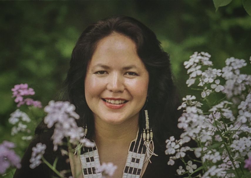 La cantante nativa americana Joanne Shenandoah posa en Nichols Pond, un lugar antiguo en el pueblo indígena de Oneida cerca de Canastota, Nueva York, el 12 de junio de 1996.