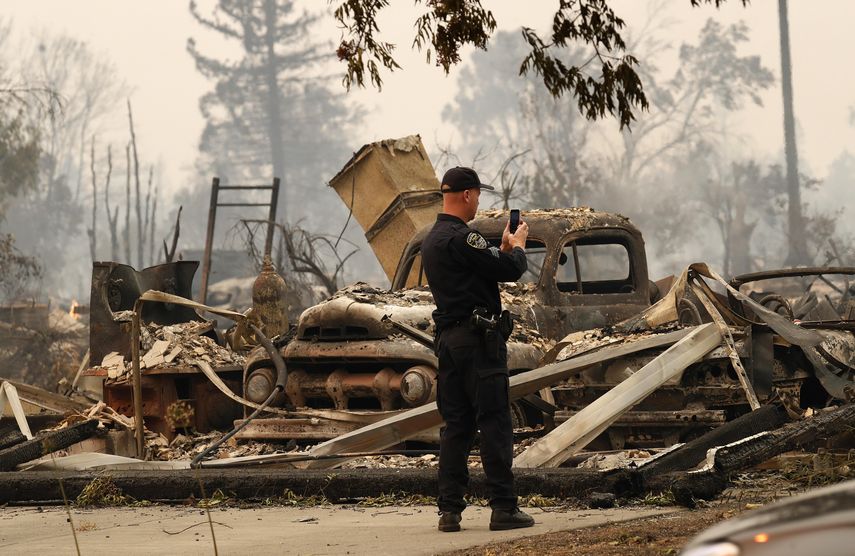 Un funcionario policial hace una fotografía de una calle de la ciudad destruida por el incendio en Santa Rosa, California.&nbsp;