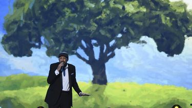 Juan Luis Guerra interpreta A Dios le pido.