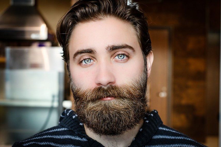Hombre luce su barba.