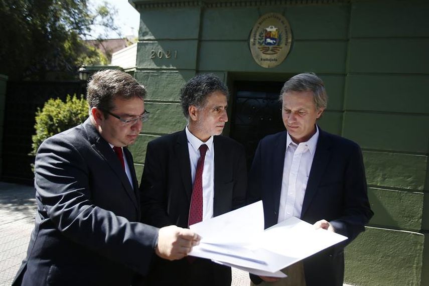 Los diputados chilenos José Antonio Kast (d), de la Unión Demócrata Independiente; Gabriel Silver (i), de la Democracia Cristiana, y Daniel Farcas (c), del Partido por la Democracia, asisten este jueves 29 de enero de 2015, a la sede de la embajada de