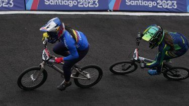 La colombiana Mariana Pajón (izquierda) y la brasileña Paola Reis Santos compiten en el BMX femenino de los Juegos Panamericanos en Santiago, Chile, el domingo, 22 de octubre de 2023.&nbsp;