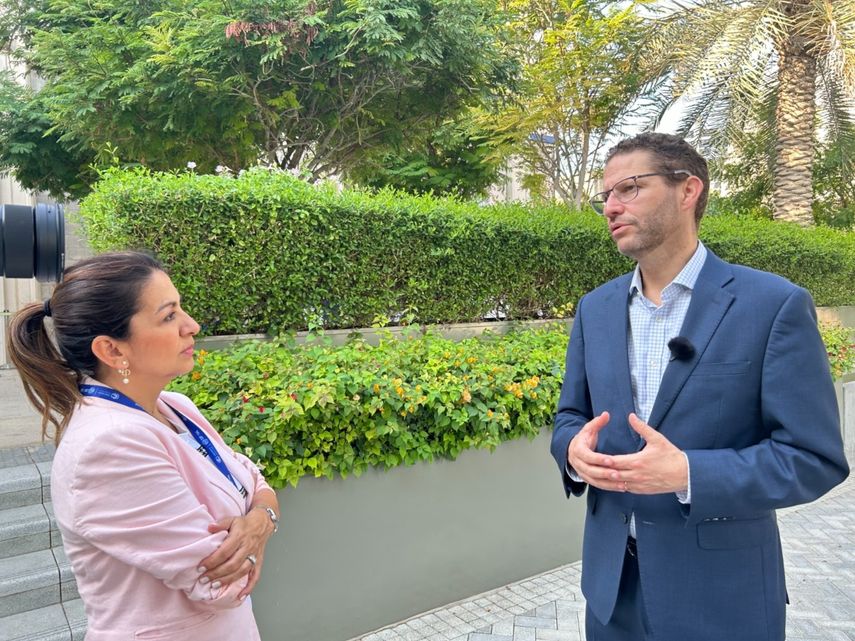 Desde su perspectiva como exalcalde y experto en cambio climático, Rodas aborda críticamente las recientes normativas, destacando la significativa inclusión de ciudades y gobiernos locales como destinatarios directos de recursos