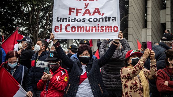 Centenares de militares retirados de las Fuerzas Armadas de Perú se manifestaron en una plaza de Lima para rechazar un supuesto fraude.