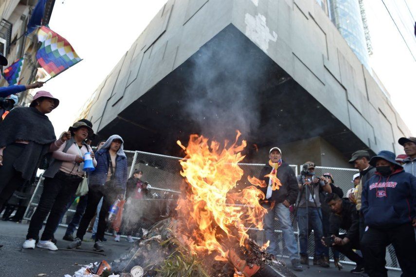 Los simpatizantes del expresidente de Bolivia Evo Morales protestan en la plaza Murillo para exigir que se le permita postularse para un cuarto mandato como presidente en las próximas elecciones generales, en La Paz el 4 de junio de 2025.
