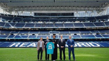 Representantes del Miami Dolphins posan con las camisas del equipo de NFL junto al presidente del Real Madrid, Florentino Pérez en el Santiago Bernabéu de España&nbsp;