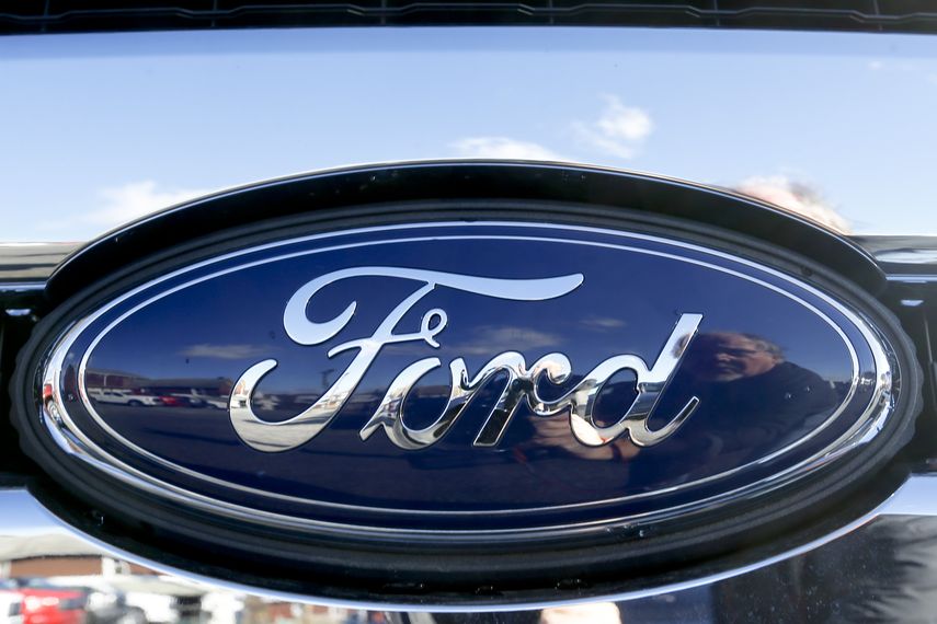 El logotipo de la automotriz Ford en el frente de una camioneta exhibida en un lote en Butler, Pennsylvania. &nbsp;
