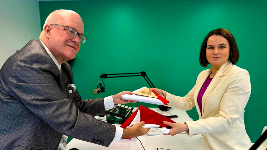 Sviatlana Tsikhanouskaya y Orlando Gutiérrez-Boronat intercambian banderas en Washington