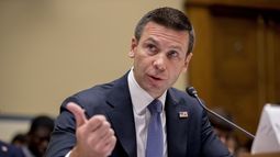 El secretario interino de Seguridad Nacional de Estados Unidos, Kevin McAleenan, habla durante una audiencia de la Comisi&oacute;n de Supervisi&oacute;n en el Capitolio en Washington, el 18 de julio de 2019.