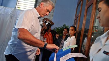 El primer vicepresidente de Cuba, Miguel Díaz-Canel, vota en las elecciones generales para elegir a diputados nacionales y provinciales . 