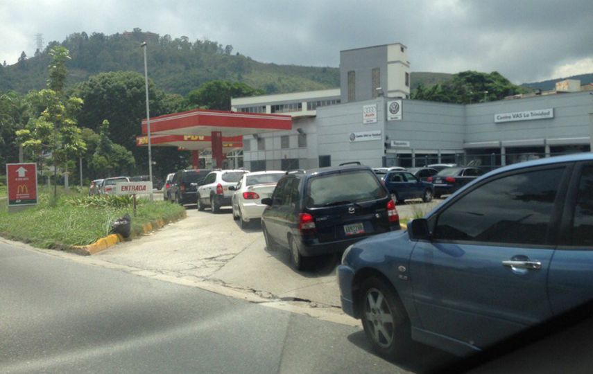 Largas colas de carros en las estaciones de servicios de Caracas.
