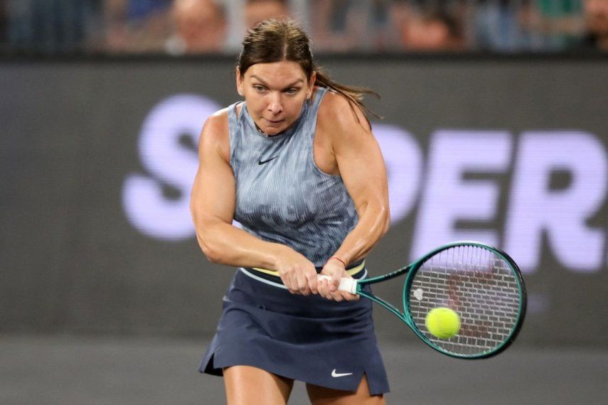 La rumana Simona Halep devuelve la pelota durante un partido de exhibición de tenis en la quinta edición del Festival de Deportes organizado en el BT Arena en Cluj Napoca, Rumania, el 15 de junio de 2024. &nbsp;