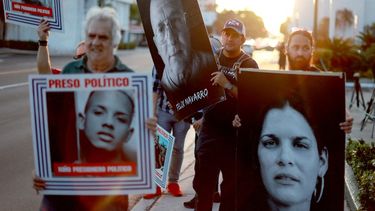 La gente sostiene fotografías de presos políticos recluidos en cárceles cubanas durante una manifestación en apoyo a los manifestantes en Cuba el 18 de marzo de 2024, en Miami, Florida.