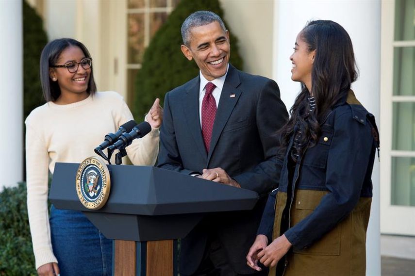  El presidente de Estados Unidos, Barack Obama junto a sus hijas Sasha y Malia, durante la ceremonia de indulto de pavo de Acción de Gracias.(EFE)