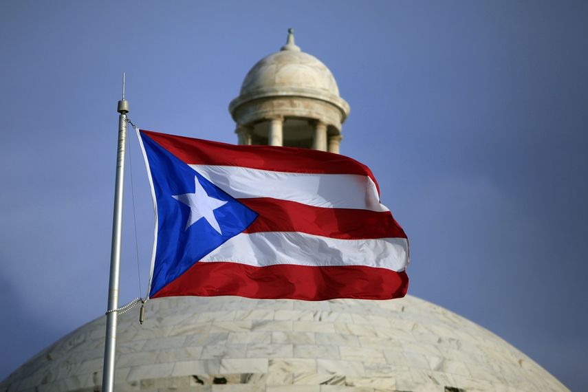 En esta imagen del 29 de julio de 2015, una bandera de Puerto Rico ondea frente al Capitolio de la isla, en San Juan.&nbsp;