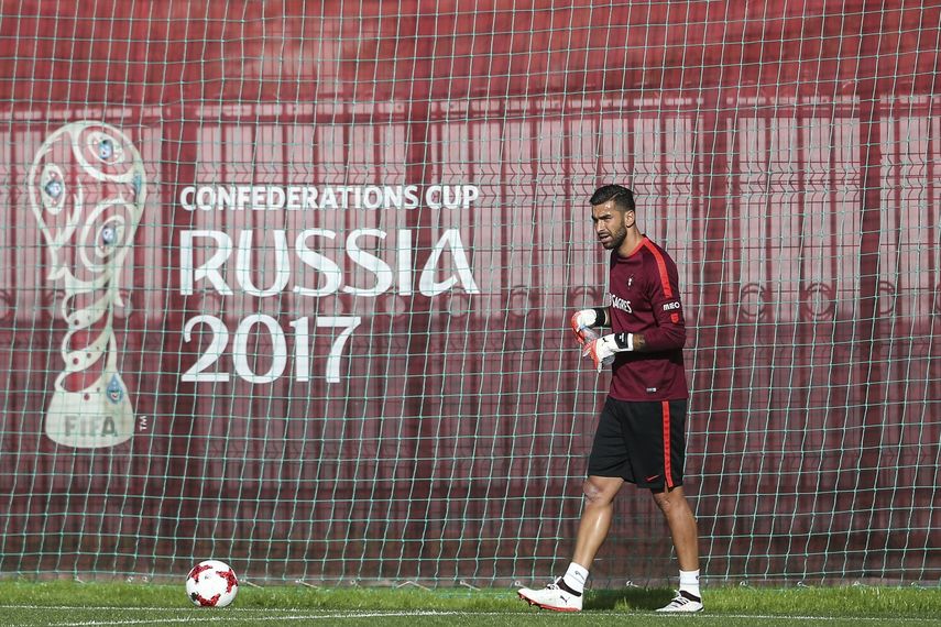 El guardameta de la selección nacional de fútbol de Portugal, Rui Patricio, participa en el entrenamiento del combinado celebrado en las instalaciones deportivas de Rubin Kazán.