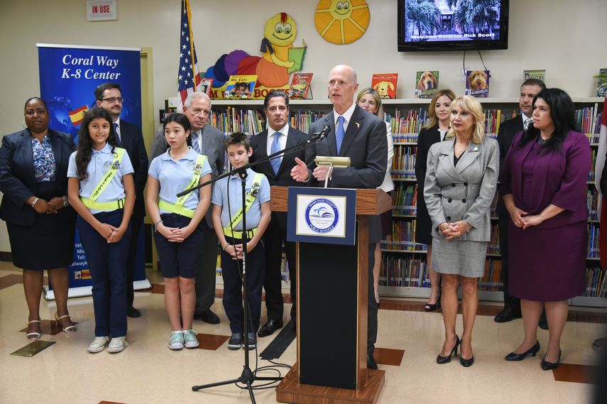 El gobernador de la Florida, Rick Scott, explico que como antiguo propietario de un pequeño negocio, entiende la preocupación de los propietarios de tiendas.