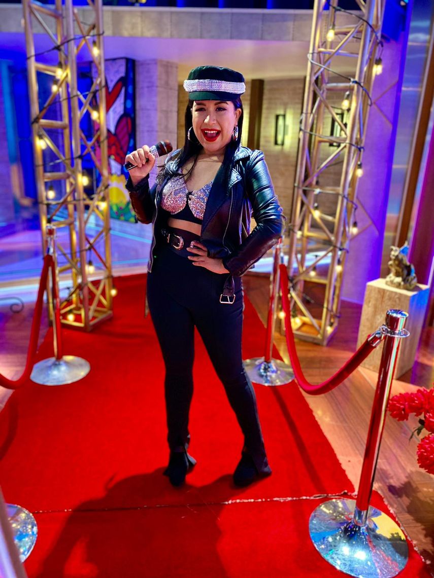 Irasema Torres, desde el estudio en Miami, recordó la cumbia de Selena.