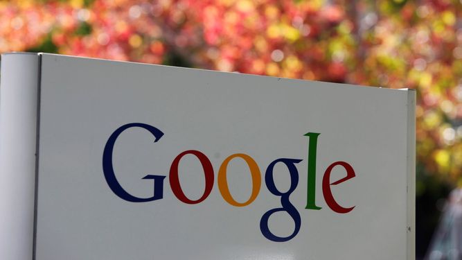 Logo del gigante de la tecnología Google en una de sus sedes.