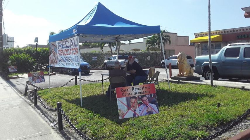 Punto de recogida de firmas del proceso revocatorio contra el alcalde de la ciudad.&nbsp;