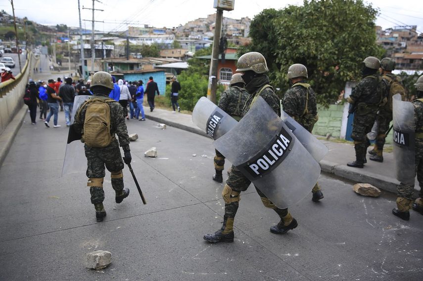 Efectivos de la policía hondureña vigilan a simpatizantes de la Alianza de Oposición durante una protesta este sábado 20 de enero de 2018, en Tegucigalpa, Honduras.&nbsp;