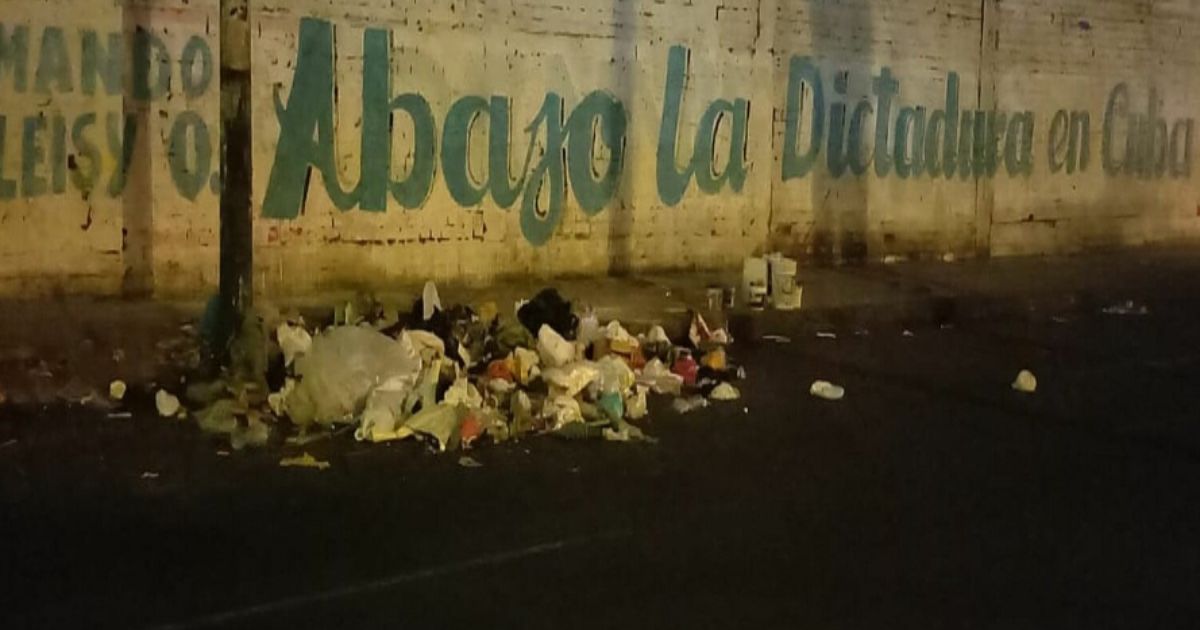 En Perú, carteles contra la dictadura de Cuba honran la memoria de presa política