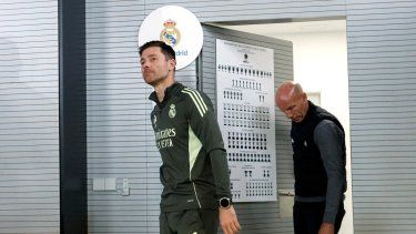 El entrenador español del Real Madrid, Xabi Alonso, llega a una conferencia de prensa antes de un partido de la liga española contra el Deportivo Alavés, el 13 de diciembre de 2025.