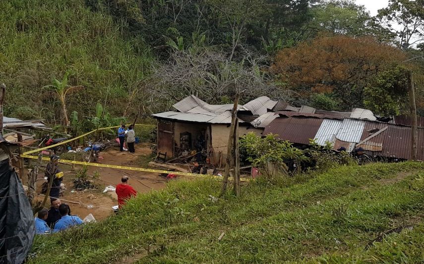 Autoridades nicaragüenses investigan la escena donde fueron asesinadas e incineradas dos mujeres en la comunidad rural de Buena Vista del Peñón, a 292 kilómetros al norte de Managua.