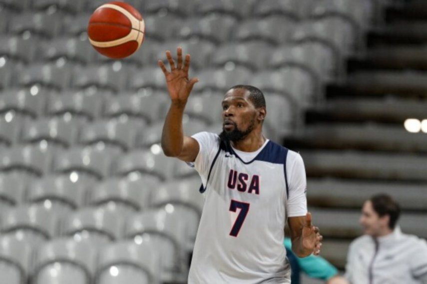 Kevin Durant recibe un pase mientras el equipo masculino de los Estados Unidos practicaba antes del inicio de la competencia de baloncesto en los Juegos Olímpicos de Verano de 2024, el miércoles 24 de julio de 2024 en Villeneuve-d'Ascq, Francia.  Kevin Durant recibe un pase mientras el equipo masculino de los Estados Unidos practicaba antes del inicio de la competencia de baloncesto en los Juegos Olímpicos de Verano de 2024, el miércoles 24 de julio de 2024 en Villeneuve-d'Ascq, Francia.