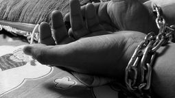 El informe señala que los grupos armados utilizan también la trata como herramienta para infundir terror entre la población y facilitar así su sometimiento.