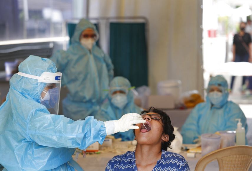 La realizaci&oacute;n de pruebas de coronavirus en Nueva Delhi, India, el 27 de abril del 2020.