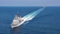 Un crucero de misiles guiados por el USS Philippine Sea (CG 58) que transita por el estrecho de Ormuz, foto proporcionada por el Departamento de Defensa de EEUU Un crucero de misiles guiados por el USS Philippine Sea (CG 58) que transita por el estrecho de Ormuz, foto proporcionada por el Departamento de Defensa de EEUU