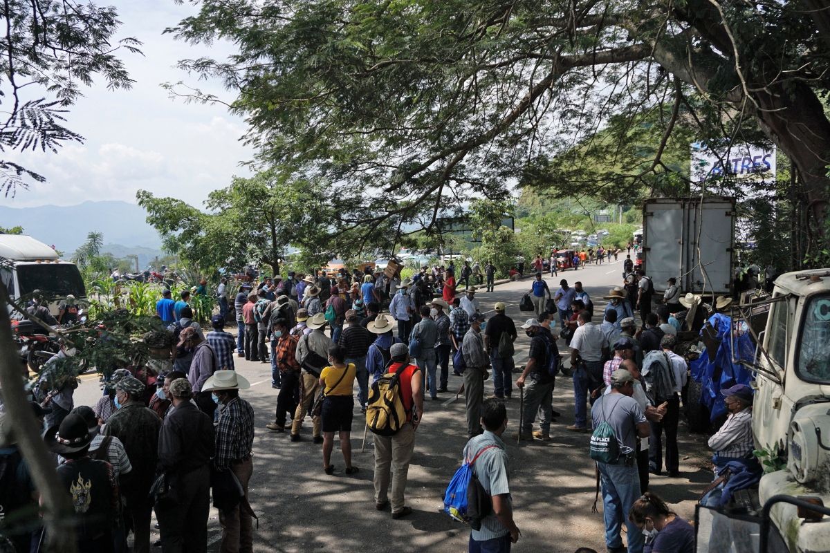 guatemala: exmilitares bloquean carreteras y amenazan con usar armas guatemala: exmilitares bloquean carreteras y amenazan con usar armas