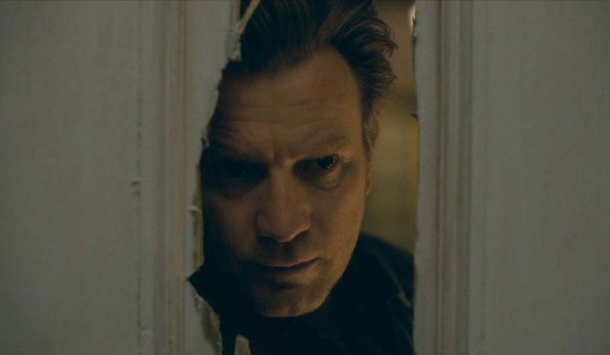 King se inspiró para escribir la novela después de quedarse en el Hotel Stanley, que se encuentra en Estes Park, Colorado. Kubrick filmó los exteriores del Overlook utilizando el Timberline Lodge en Mount Hood.&nbsp;