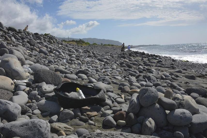 Las autoridades malasias confirmaron que uno de los objetos encontrados entre las piedras pertenece al avión del vuelo MH370. (EFE)