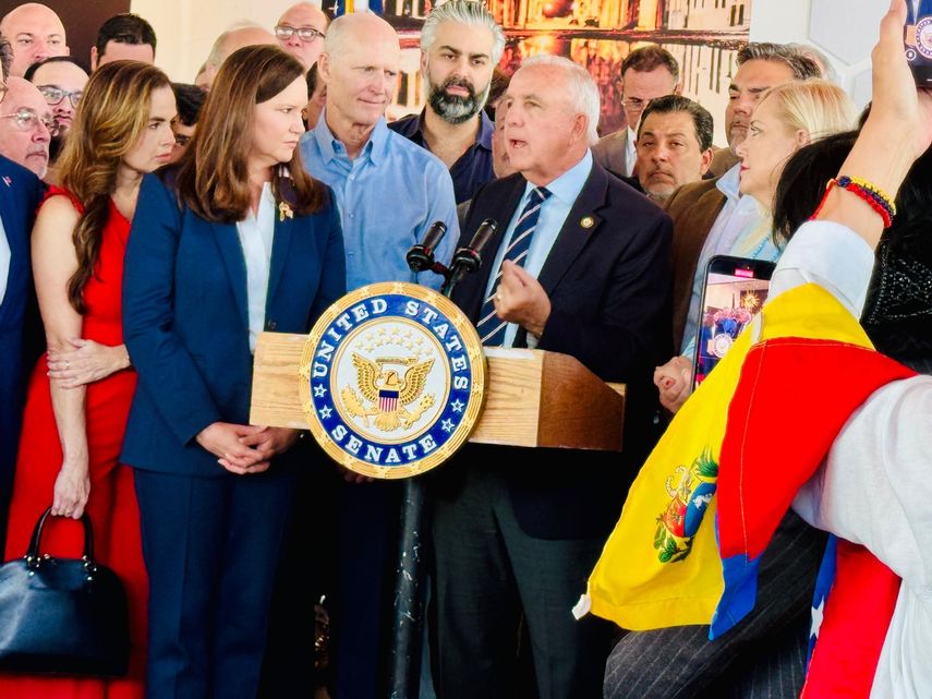 El congresista Carlos A. Giménez durante su intervención en la conferencia de prensa.