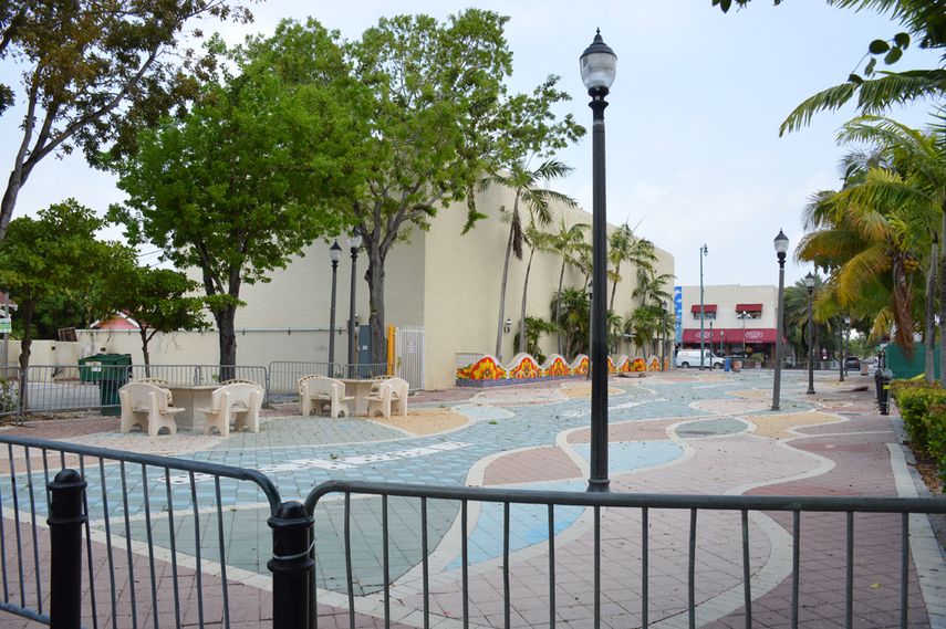 Plazoleta del Parque del Domin&oacute;, en Miami, vedado con vallas desplegadas.
