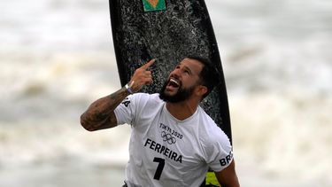 El brasileño Ítalo Ferreira celebra tras ganar la medalla de oro en la primera competición de surf en unos juegos olímpicos, el 27 de julio de 2021, en la playa de Tsurigasaki, en Ichinomiya, Japón