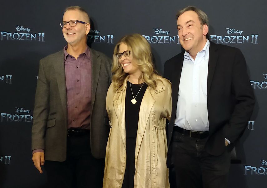 El director Chris Buck, izquierda, la directora Jennifer Lee, centro, y el productor Peter Del Vecho, posan durante una conferencia de prensa para promover la pel&iacute;cula &ldquo;Frozen II&rdquo; en la Ciudad de M&eacute;xico el lunes 4 de noviembre de 2019.&nbsp;