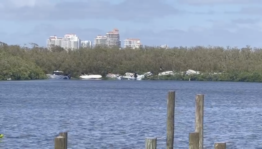 Botes que fueron sacudidos por los vientos en las costas de Bonita Springs, tras el paso del huracán Ian.&nbsp;