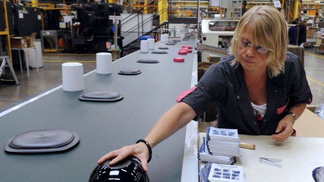 Empleada en&nbsp; una fábrica de envases plásticos.