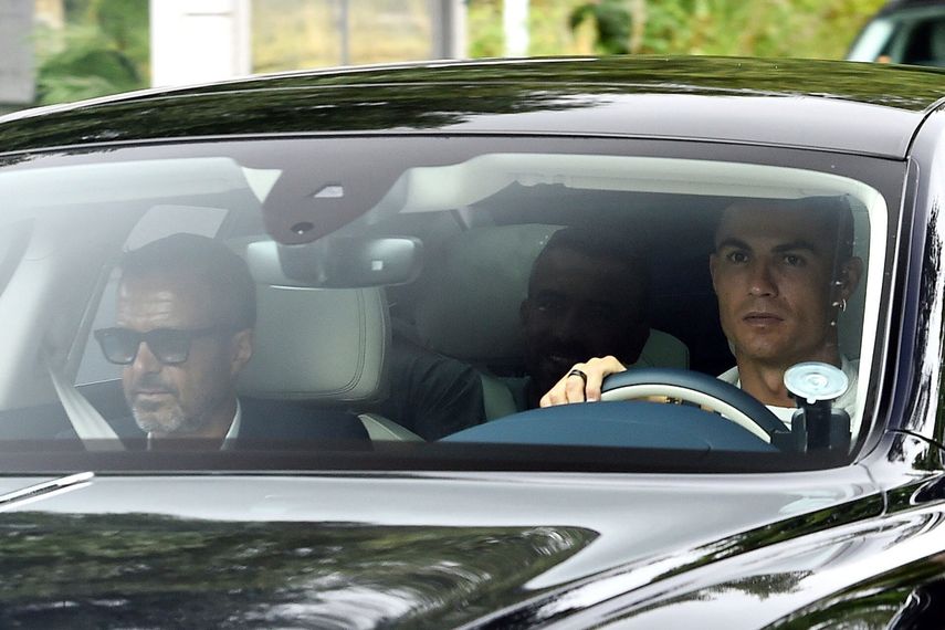 Cristiano Ronaldo, del Manchester United, llega al centro de entrenamiento Carrington en Manchester, Inglaterra, martes 26 de julio de 2022