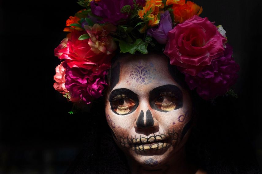 En el Día de los Muertos o Difuntos, una mujer vestida como la icónica Catrina de México posa para los turistas, a tono con la tradición.&nbsp;