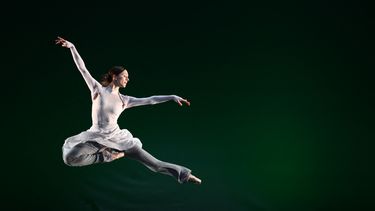 La bailarina argentina Marianela Núñez se presenta durante un ensayo para la gala benéfica especial Baila por Ucrania en el London Coliseum el 19 de marzo de 2022.