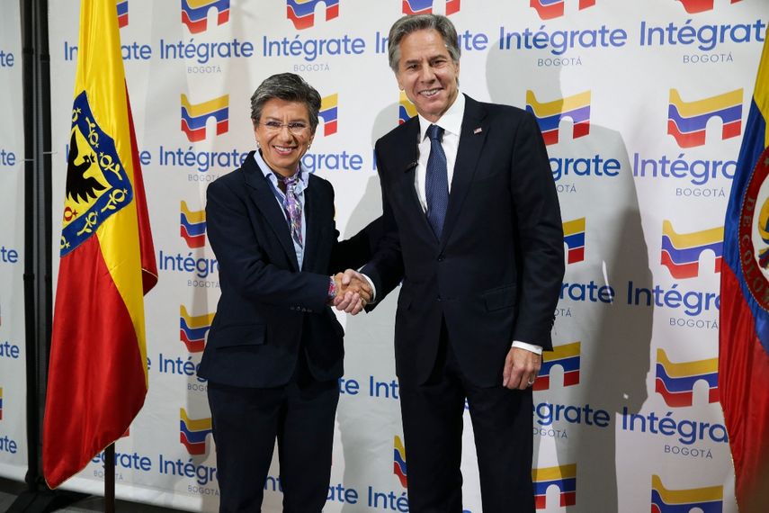 La alcaldesa de Bogotá, Claudia López, saluda al secretario de Estado de los Estados Unidos, Antony Blinken (derecha), durante su visita al Centro de Integración Migratoria, en Bogotá, Colombia.
