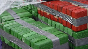 Imagen de junio de 2018 de varios paquetes de droga decomisados por la Guardia Costera de EEUU.