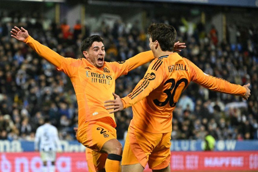 El español Gonzalo García (derecha), del Real Madrid, celebra con el marroquí Brahim Díaz tras anotar el gol del triunfo ante el Leganés, el 5 de febrero de 2025.