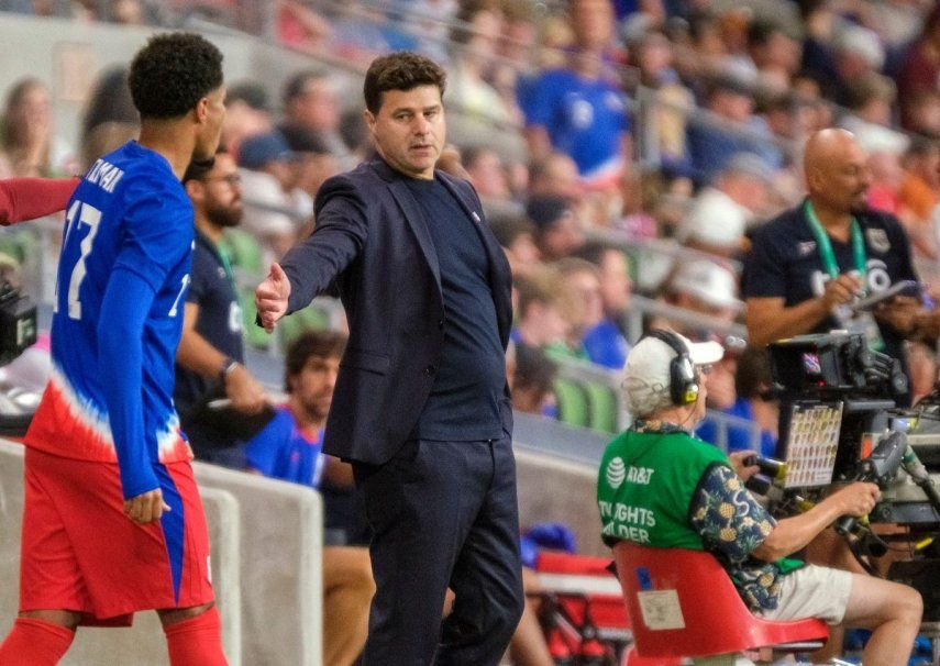 El entrenador argentino de los Estados Unidos, Mauricio Pochettino, llama al centrocampista Malik Tillman (17) para una sustitución ante Panamá durante la segunda mitad del partido amistoso del sábado 12 de octubre de 2024, en Austin, Texas.