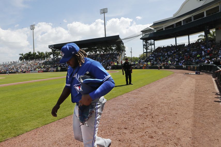 El tercera base Vladimir Guerrero Jr. de los Azulejos de Toronto se retira del terreno durante un juego de pretemporada contra los Piratas de Pittsburgh, el jueves 12 de marzo de 2020, en Bradenton, Florida.&nbsp;
